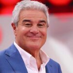 pino insegno sorridente a reazione a catena