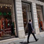 Perché i prezzi delle case a Milano sono alle stelle? ecco spiegato il mistero: quando finirà? Nella foto via montenapoleone a milano