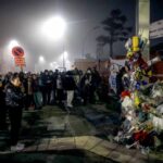 Folla di persone davanti al luogo della morte di Ramy Elgaml