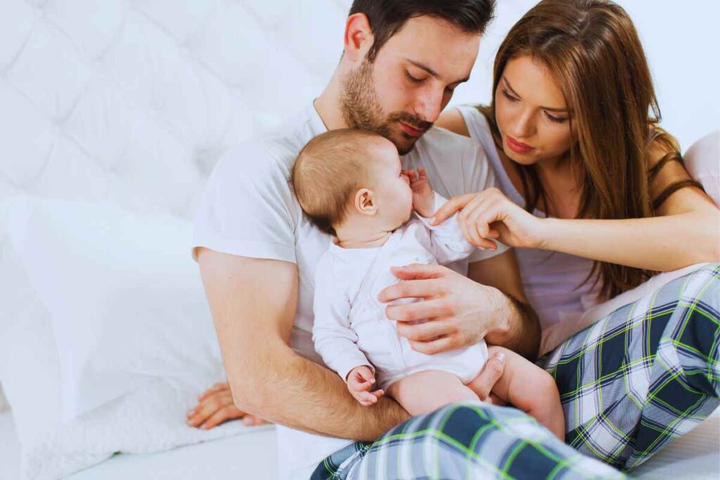 Non dovresti mai baciare un neonato, è pericoloso, perché? Tante infezioni in agguato, eccole