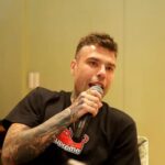 Il sogno di Schlein non è come il sogno di Osman: il suo mongolo si chiama Conte, ecco come lo manda in frantumi , nella foto Fedez in conferenza stampa