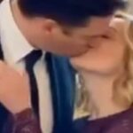 Un frame del finto bacio tra Meloni e Musk