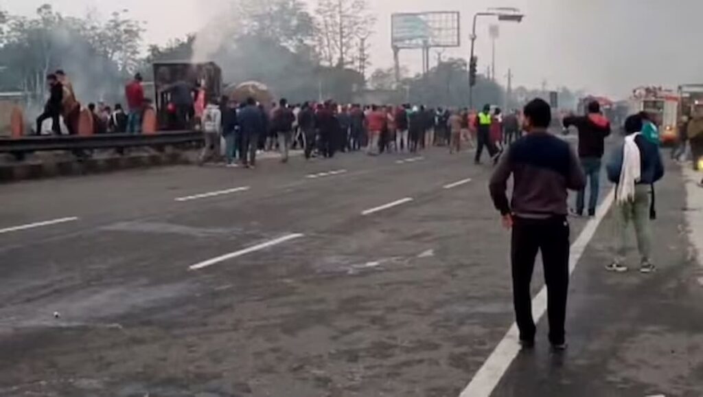 Uomo in fiamme, tutti a guardare