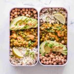 un piatto di legumi e avocado