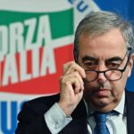 Aumentare di 125 milioni il Fondo per l'editoria: Gasparri guida la carica per aiutare i giornali agonizzanti , nella foto Maurizio Gasparri mentre si toglie occhiali davanti bandiera Forza Italia