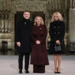 Perché Macron è tanto furioso? In America dicono che Brigitte è un trans, lui fa causa e intervista, nella foto Giorgia Meloni fra Macron e la moglie davanti a Notre Dame, giochi della politica