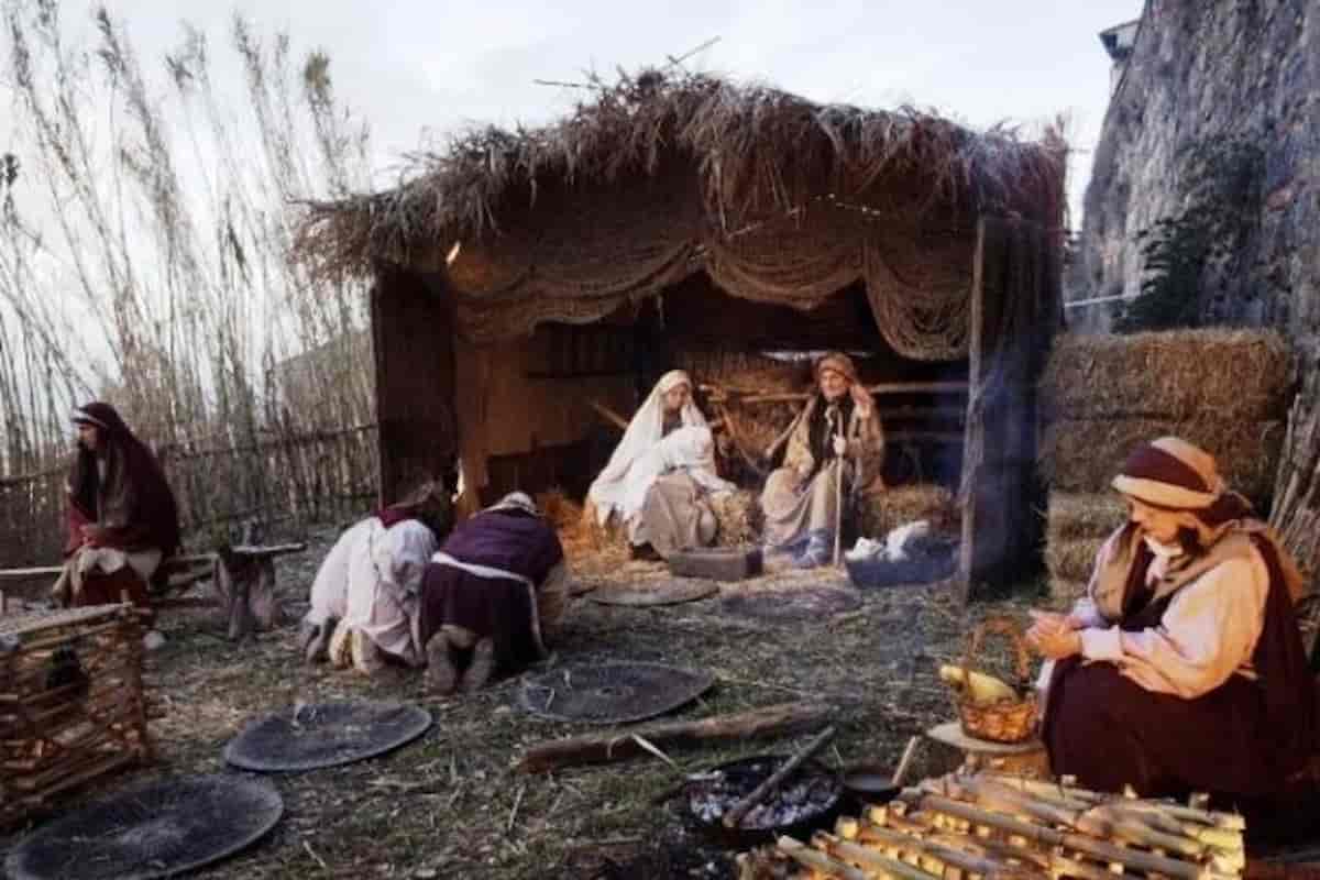 Silvia Salis, tempesta perfetta, Genova in subbuglio: amore negli asili, operai al posto del presepe in municipio, nella foto Natività di Gesù ricordata in un presepe