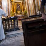 un parroco in chiesa