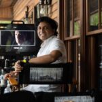 Il regista M. Night Shyamalan sul set di un film