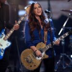 Alanis Morrisette sul palco con la sua band durante un'esibizione dal vivo