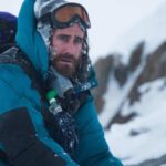 L'attore Jake Gyllenhaal in una scena del film Everest