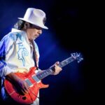 Carlos Santana sul palco con la sua chitarra durante un'esibizione