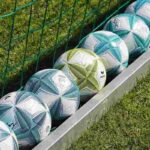 Palloni di calcio a bordocampo
