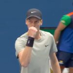 Jannik Sinner esulta dopo un punto contro Fritz