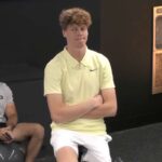 Jannik Sinner si allena sulla cyclette