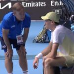 Sinner parla con il medico durante il match con Rune