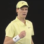 Sinner esulta dopo un punto contro Zverev