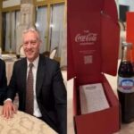 La bottiglia speciale di Coca Cola che celebra l'insediamento di Trump