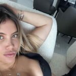 Wanda Nara stesa sul divano
