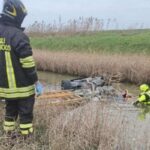 Vigili del fuoco recuperano il corpo del guidatore