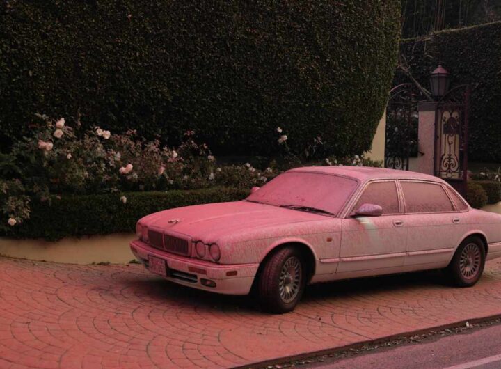 auto a los angeles ricoperta di polvere rosa