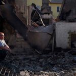 uomo seduto tra le macerie della sua casa distrutta negli incendi di los angeles