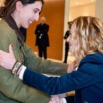 giorgia meloni abbraccia cecilia sala