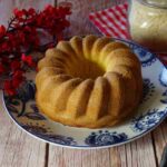 un ciambellone su un piatto