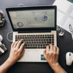 Uomo lavora al computer