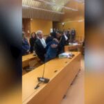 Alex Cotoia assolto, abbraccia i suoi avvocati