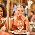 due giovani donne mangiano italiano