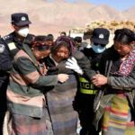Donne tibetane estratte dalle macerie dopo il sisma