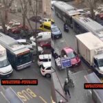 Un frame del video del furgone in doppia fila che paralizza il traffico a Roma