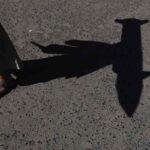 una foto di gaza dove un uomo tiene in braccio una bomba