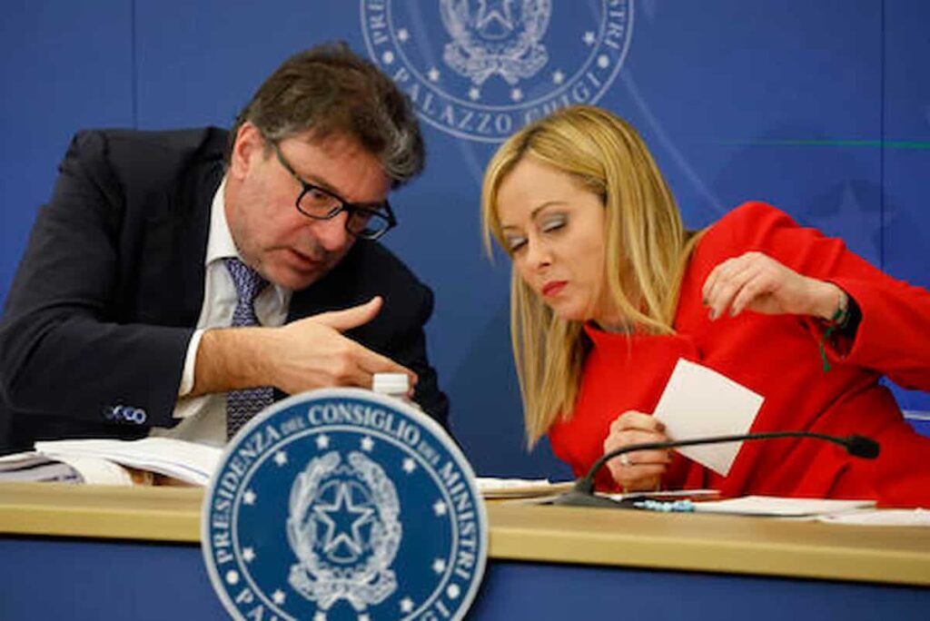 Pil cresce: certifica l’Istat, Goldman Sachs conferma, deficit sotto il 3%, meglio quando ripartirà la Germania, nella foto Giorgetti e Meloni