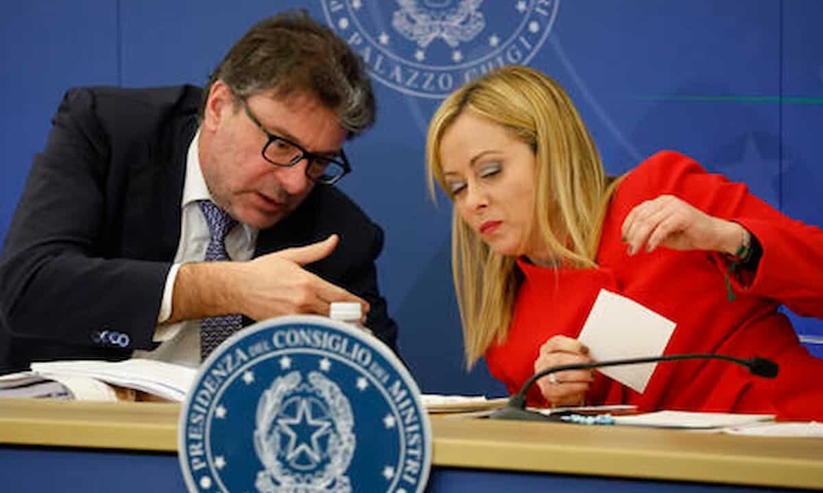 Pil cresce: certifica l’Istat, Goldman Sachs conferma, deficit sotto il 3%, meglio quando ripartirà la Germania, nella foto Giorgetti e Meloni