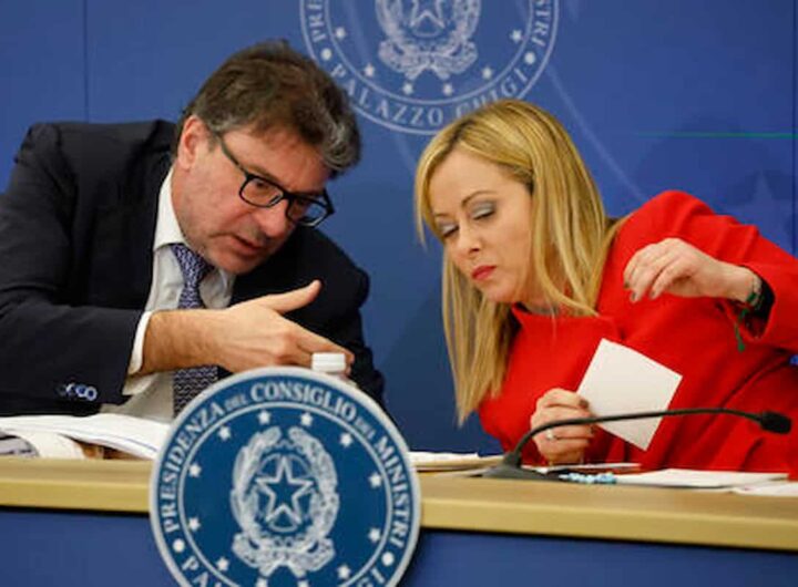 Pil cresce: certifica l’Istat, Goldman Sachs conferma, deficit sotto il 3%, meglio quando ripartirà la Germania, nella foto Giorgetti e Meloni