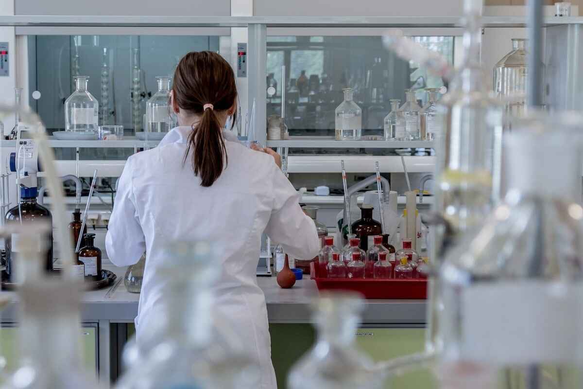 Aspettando Giorgia, ecco i mille problemi che tormentano l’Italia: giovani, medici, caffè, ristoranti che chiudono: nella foto ricercatrice in un laboratorio