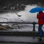 Maltempo, donna con ombrello