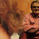 oliviero toscani posa davanti ad una sua foto