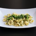 un piatto di orecchiette alle cime di rapa