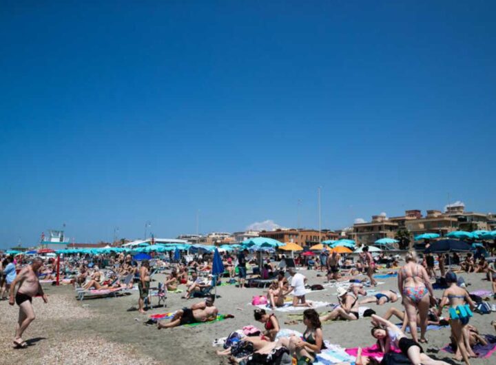 panoramica di una spiaggia di ostia