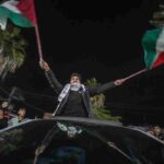 Palestinesi scendono in strada per festeggiare l'accorso di cessate il fuoco con Israele a Deir Al Balah