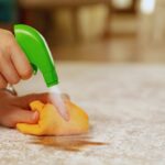 pulire macchie dal pavimento