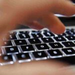 Una mano che scrive al pc