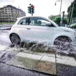 Un'auto passa su una pozzanghera