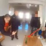 polizia cinese scatta foto a droga
