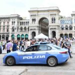 auto della polizia in piazza duomo a milano