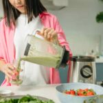 una donna prepara un frullato