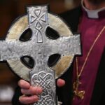 Due reliquie della croce donate dal Vaticano a Re Carlo